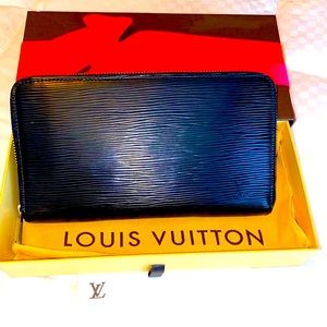 Luis Vuitton Leather wallet/organizer (Authentic)